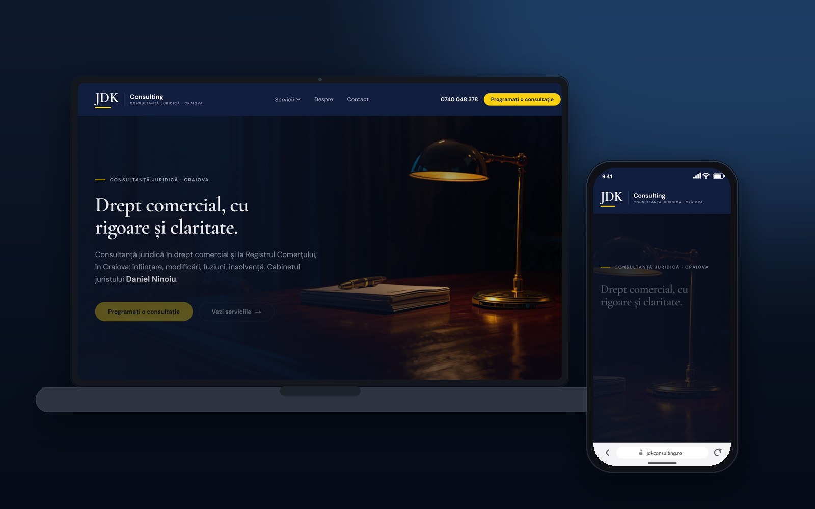 Site-ul JDK Consulting, pe desktop și pe telefon.